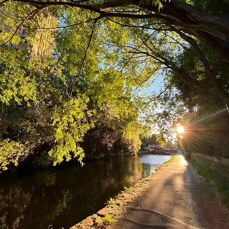 Charming And Private Bathroom In Home, Walking Distance To Center With Free Parking