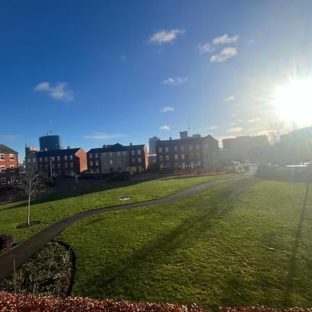 Charming And Private Bathroom In Home, Walking Distance To Center With Free Parking *