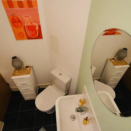 Charming And Private Bathroom In Home, Walking Distance To Center With Free Parking Accommodatie bij particulieren