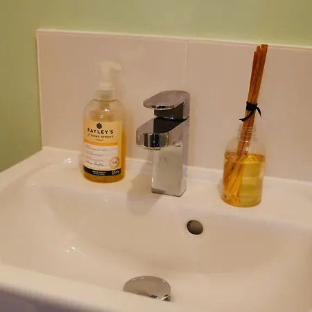 Accommodatie bij particulieren Charming And Private Bathroom In Home, Walking Distance To Center With Free Parking Leeds (West Yorkshire)