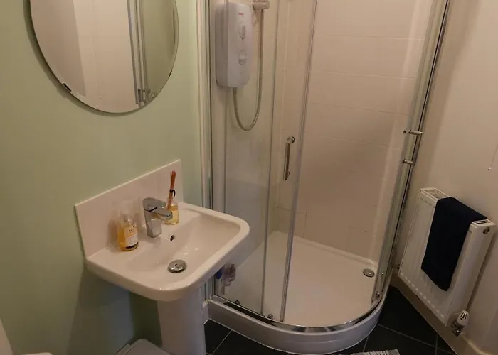 Rum i privatbostad Charming And Private Bathroom In Home, Walking Distance To Center With Free Parking Leeds (West Yorkshire)