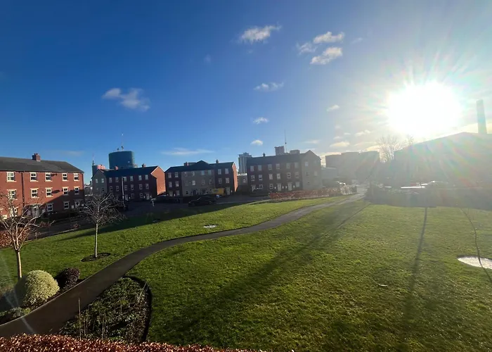 Charming And Private Bathroom In Home, Walking Distance To Center With Free Parking *