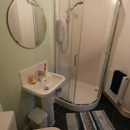 ホームステイ Charming And Private Bathroom In Home, Walking Distance To Center With Free Parking リーズ