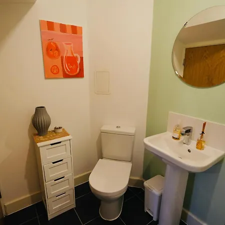 Charming And Private Bathroom In Home, Walking Distance To Center With Free Parking *