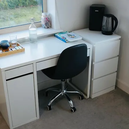 Charming And Private Bathroom In Home, Walking Distance To Center With Free Parking Δωμάτια σε οικογενειακή κατοικία Λιντς