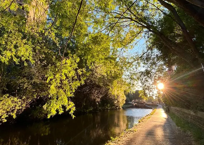 Charming And Private Bathroom In Home, Walking Distance To Center With Free Parking