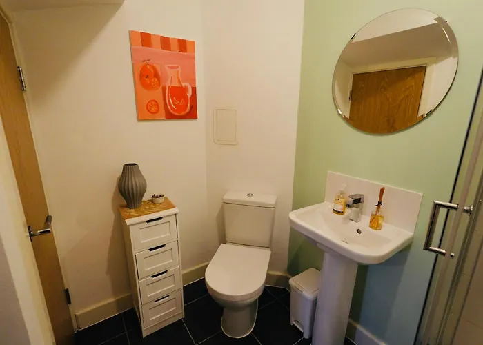 Charming And Private Bathroom In Home, Walking Distance To Center With Free Parking *