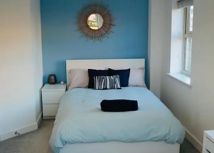 Charming And Private Bathroom In Home, Walking Distance To Center With Free Parking *