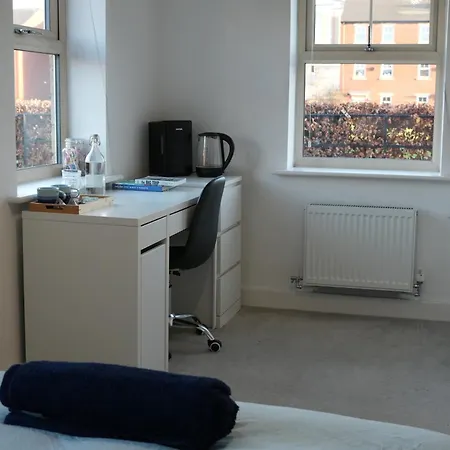 Charming And Private Bathroom In Home, Walking Distance To Leeds Center With Free Parking