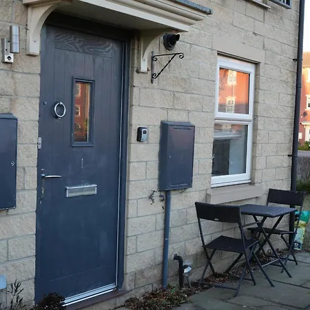Homestay Charming And Private Bathroom In Home, Walking Distance To Leeds Center With Free Parking *