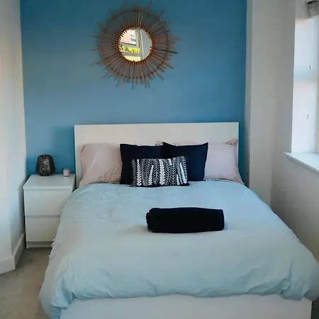 Charming And Private Bathroom In Home, Walking Distance To Leeds Center With Free Parking *