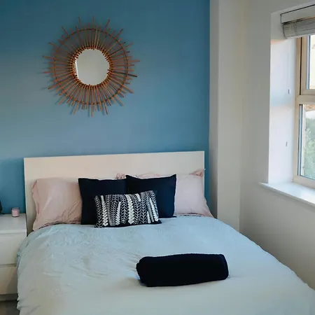 Charming And Private Bathroom In Home, Walking Distance To Leeds Center With Free Parking Homestay *