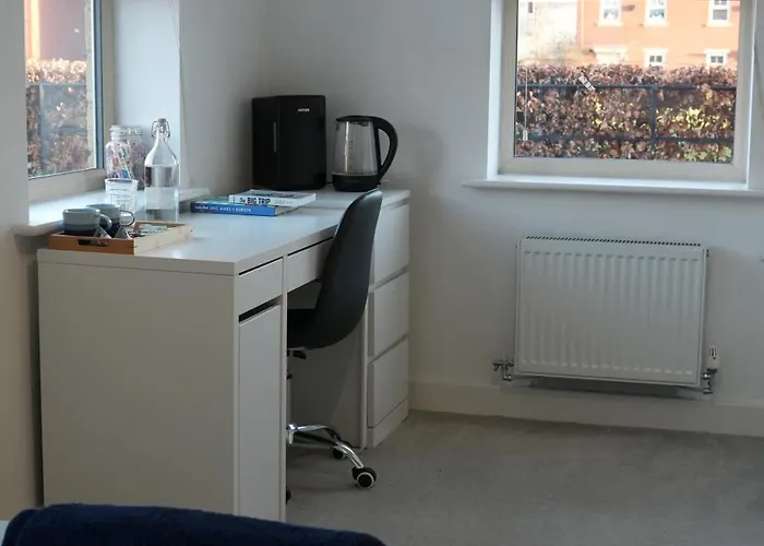 Charming And Private Bathroom In Home, Walking Distance To Center With Free Parking