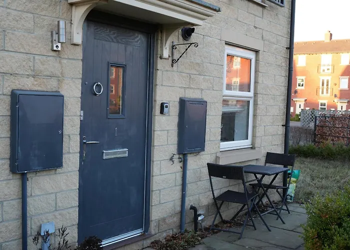 Δωμάτια σε οικογενειακή κατοικία Charming And Private Bathroom In Home, Walking Distance To Center With Free Parking *