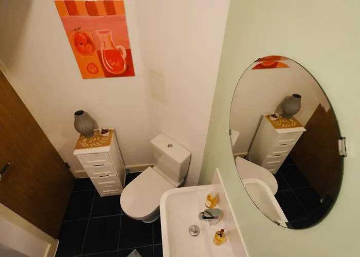 Charming And Private Bathroom In Home, Walking Distance To Center With Free Parking Δωμάτια σε οικογενειακή κατοικία