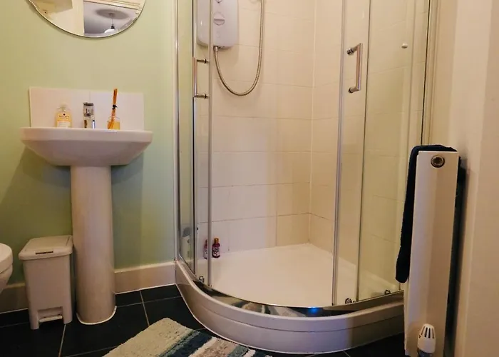 Δωμάτια σε οικογενειακή κατοικία Charming And Private Bathroom In Home, Walking Distance To Center With Free Parking Λιντς