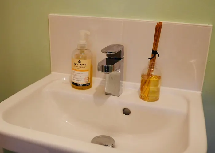 Δωμάτια σε οικογενειακή κατοικία Charming And Private Bathroom In Home, Walking Distance To Center With Free Parking Λιντς